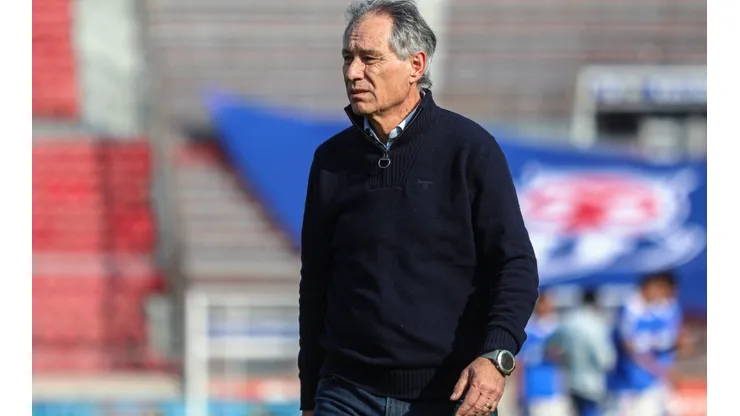 Ariel Holan mueve las piezas en su cabeza para tomar decisiones con la vista fija en el clásico universitario de los cuartos de final de la Copa Chile.