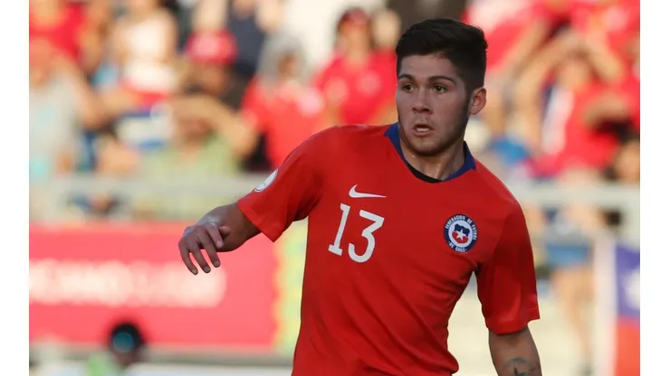 Víctor Méndez defendiendo a la selección chilena sub 20