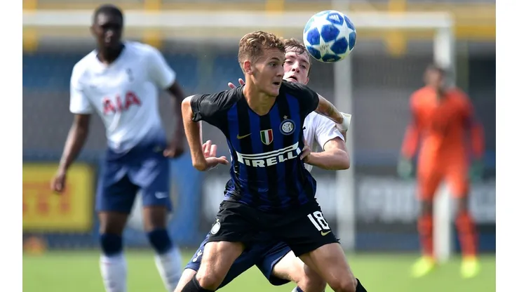 Facundo Colidio en acción por el Inter de Milán ante el Tottenham Hotspur por la UEFA Youth League, la Champions League juvenil.