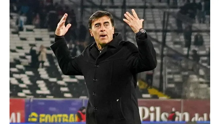 Gustavo Quinteros está a dos partidos de ser campeón con Colo Colo.