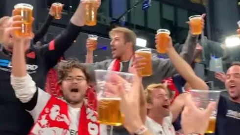 Hinchas del Sevilla felices con sus cervezas gratis