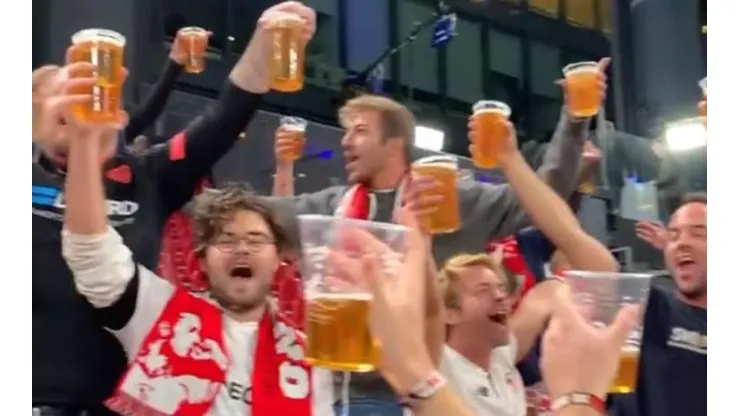 Hinchas del Sevilla felices con sus cervezas gratis