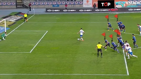 Siete jugadores invadieron el área antes de que Fernando Zampedri disparara un lanzamiento penal que fue contenido por el portero Gabriel Castellón