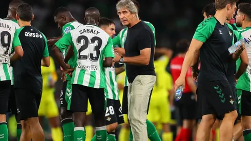 Manuel Pellegrini conversa con sus jugadores en duelo ante Villarreal