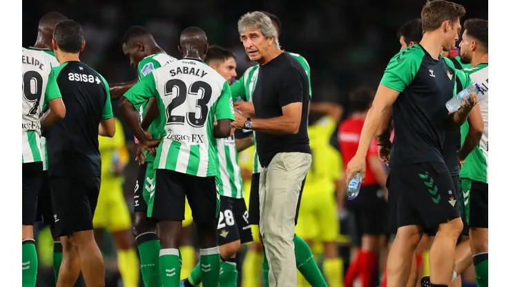 Manuel Pellegrini conversa con sus jugadores en duelo ante Villarreal