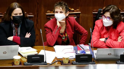 Ministras Fernández (Defensa), Tohá (Interior) y Uriarte (Segpres)