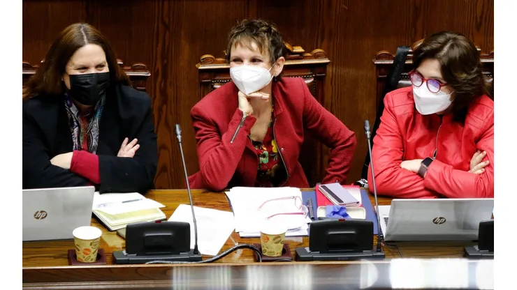 Ministras Fernández (Defensa), Tohá (Interior) y Uriarte (Segpres)