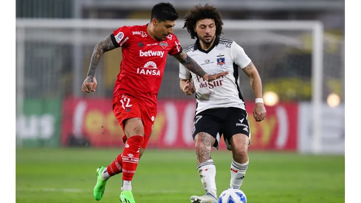 Patricio Rubio es marcado por Maximiliano Falcón en la vuelta de los octavos de final de la Copa Chile, fase en la que se impusieron los Diablos Rojos.