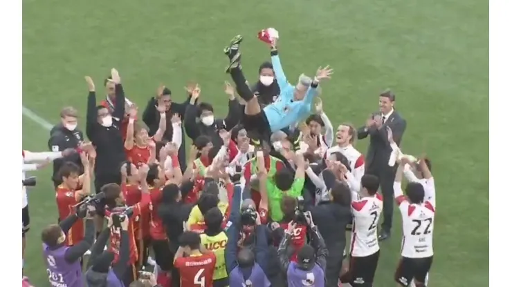 Árbitro japonés fue homenajeado por los jugadores