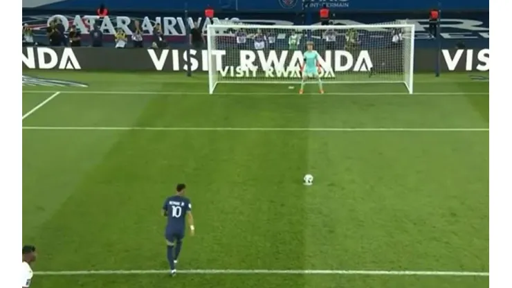 Neymar le pegó al penal pese a que no era el designado