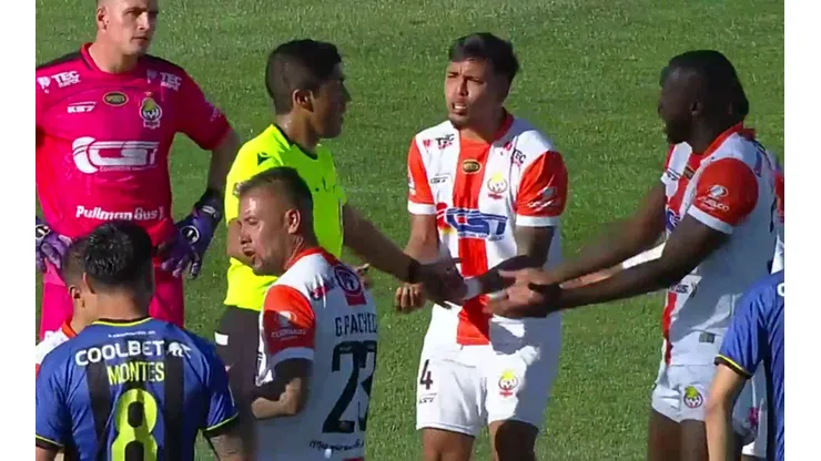 Iván Contreras le reclamó furioso a Nicolás Gamboa por un penal que cobró a favor de Huachipato. (Captura TNT Sports).