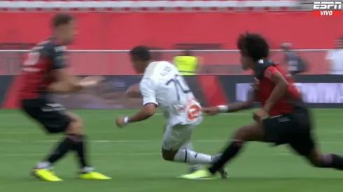 Alexis Sánchez sufrió el rigor del experimentado brasileño.