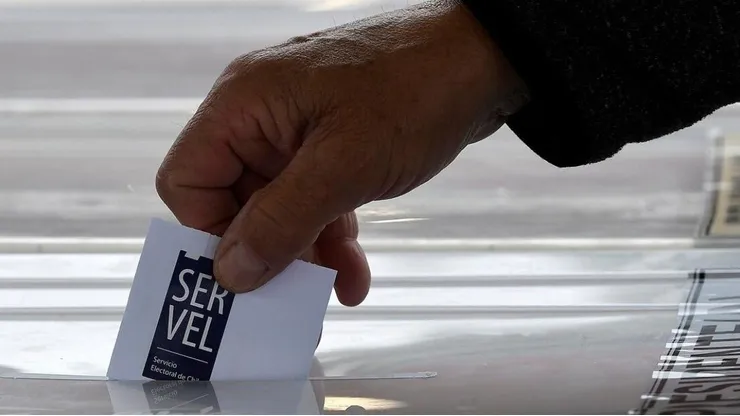 ¿Es obligatorio el voto de los chilenos en el exterior?