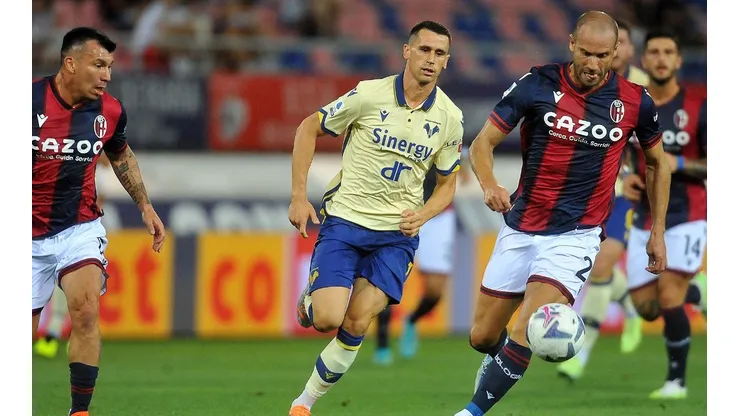 Medel estuvo durante todo el partido en la defensa del Bologna