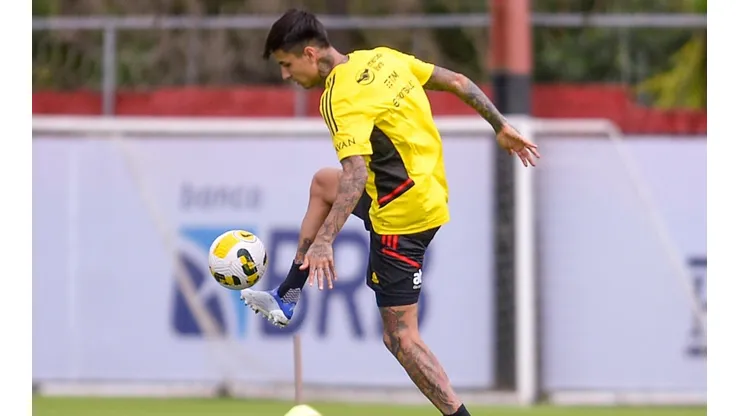 Erick Pulgar puede debutar este domingo con el Flamengo