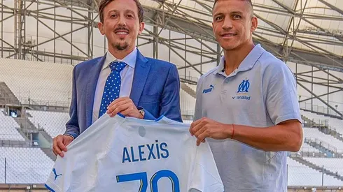 Alexis Sánchez y la camiseta número 70, junto al presidente de Olympique de Marsella, Pablo Longoria