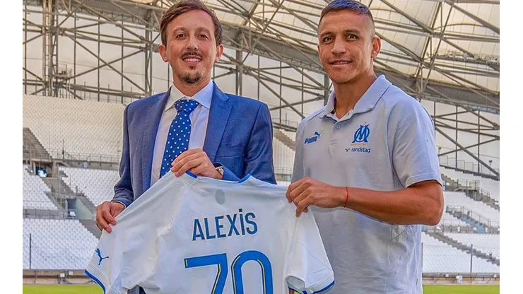 Alexis Sánchez y la camiseta número 70, junto al presidente de Olympique de Marsella, Pablo Longoria
