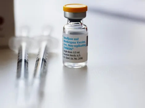 ¿Cuál es la pólemica generada en torno a la vacuna de la viruela del mono en Chile?