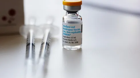 ¿Cuál es la pólemica generada en torno a la vacuna de la viruela del mono en Chile?