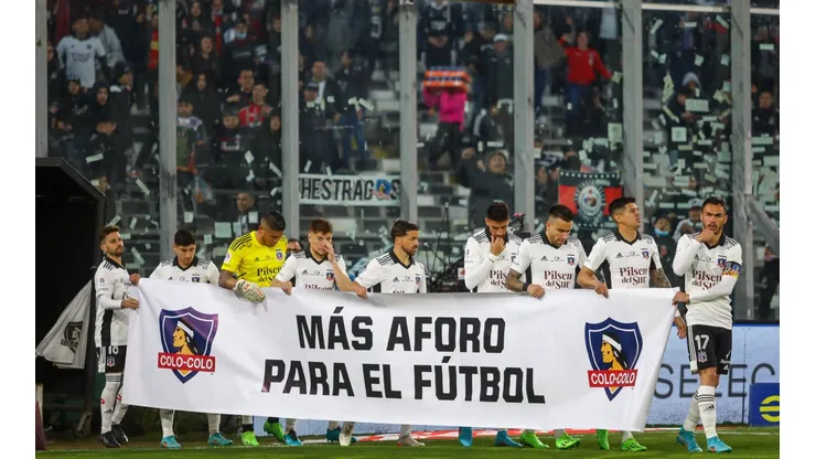 El equipo titular de Colo Colo entró a la cancha con este lienzo antes de enfrentar a Deportes Antofagasta.
