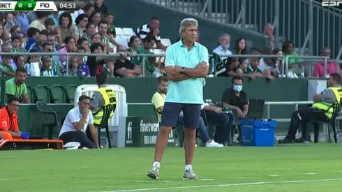 Manuel Pellegrini usó una vestimenta inusual para dirigir.