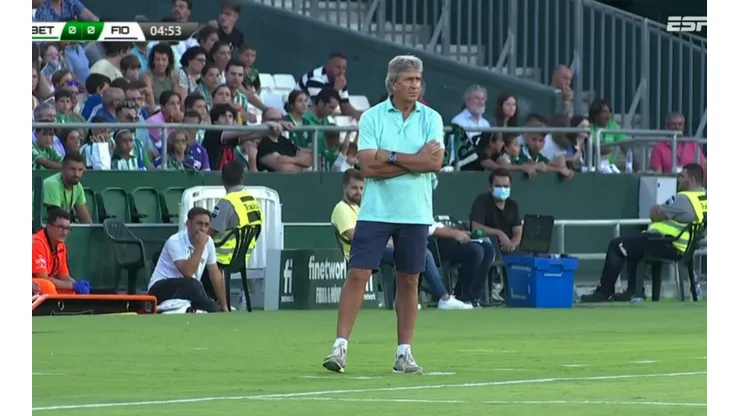Manuel Pellegrini usó una vestimenta inusual para dirigir.