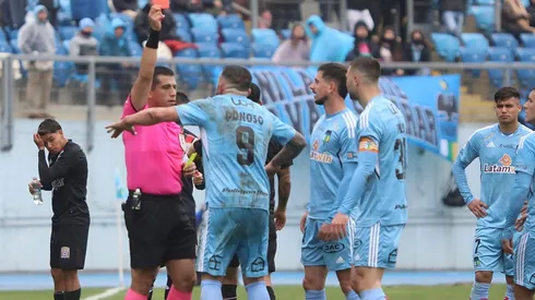 El juez Saravia le muestra la tarjeta roja a Matías Donoso.