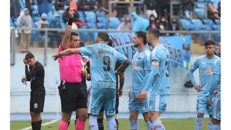 El juez Saravia le muestra la tarjeta roja a Matías Donoso.