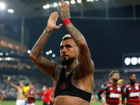 Vidal enamora a la hinchada del Fla al regalar su camiseta