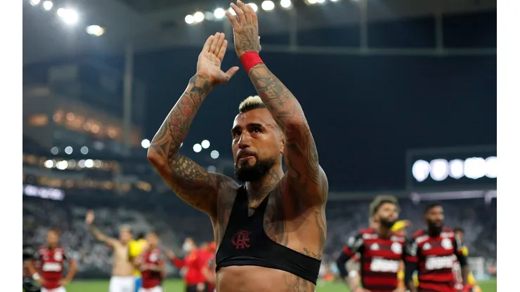 Vidal se acercó a la torcida de Flamengo a regalar su camiseta