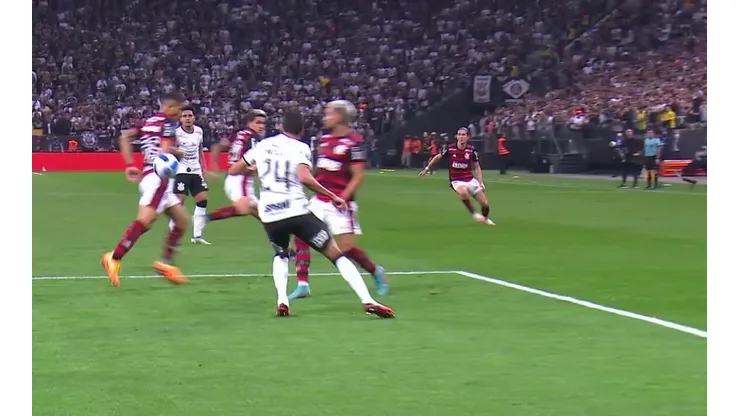 El momento en que la pelota pega en la mano de Gomes antes del gol de Flamengo