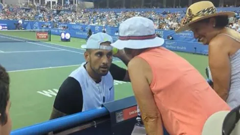 Kyrgios en el momento que pregunta a una aficionada