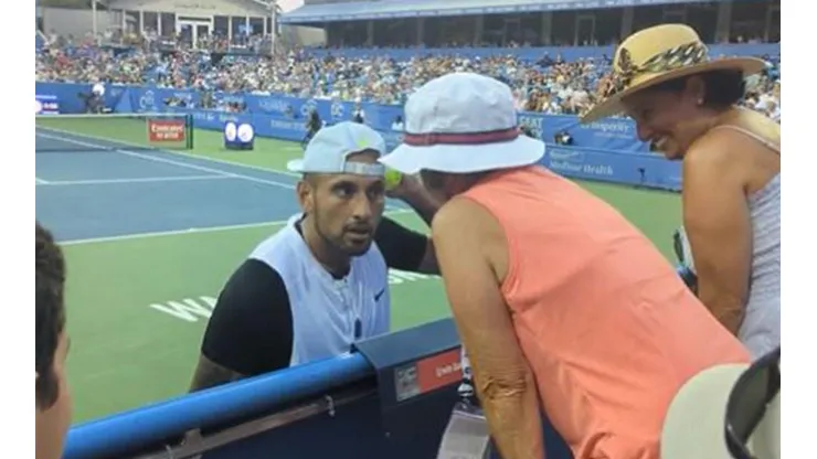Kyrgios en el momento que pregunta a una aficionada