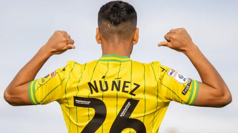 Marcelino Núñez posa con el "26" en la camiseta del Norwich City de Inglaterra.