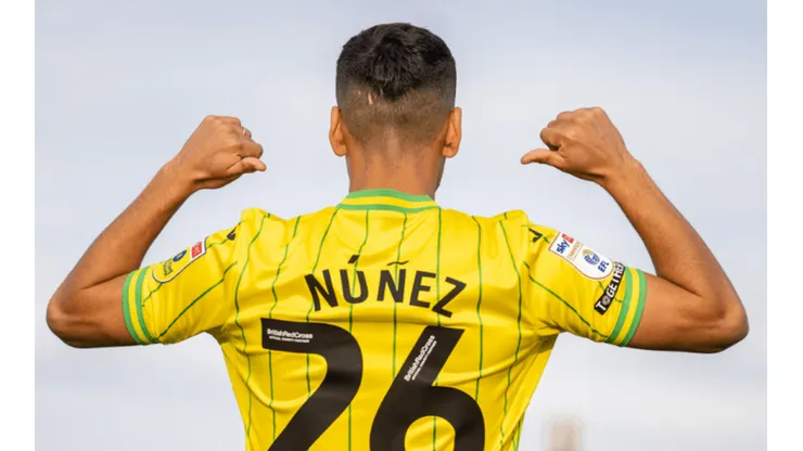 Marcelino Núñez posa con el "26" en la camiseta del Norwich City de Inglaterra.