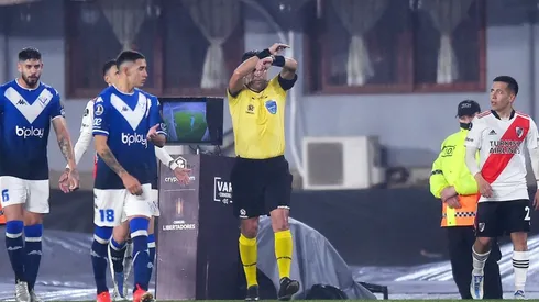 Vélez dejó a River Plate en el camino por octavos con polémica del árbitro chileno Roberto Tobar