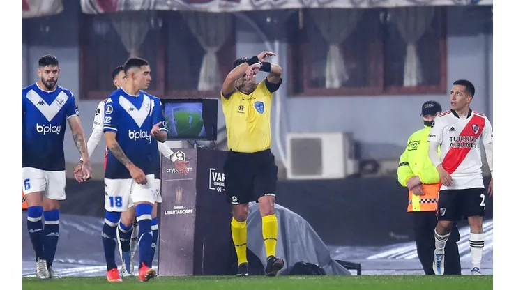 Vélez dejó a River Plate en el camino por octavos con polémica del árbitro chileno Roberto Tobar