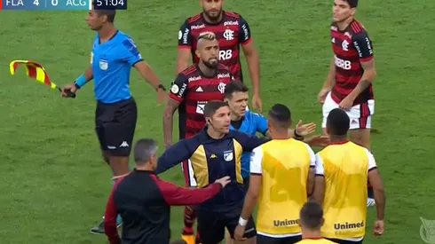 Vidal mostró su enojo tras recibir una falta