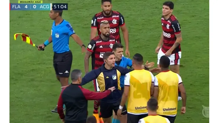 Vidal mostró su enojo tras recibir una falta