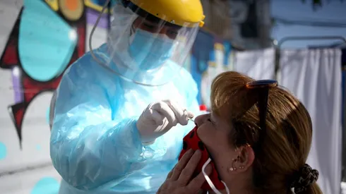 Realizan examen PCR en operativo de busqueda de casos activos.