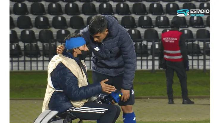 Carlos Lobos fue a pedir disculpas tras el encuentro y le regaló su camiseta.