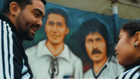 Un padre le cuenta a su hija del legado de David Arellano en Colo Colo.