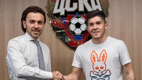 Víctor Méndez tras firmar su contrato con el CSKA