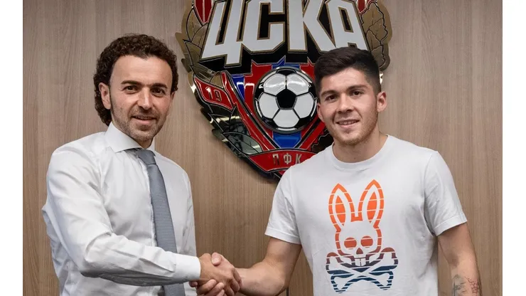 Víctor Méndez tras firmar su contrato con el CSKA