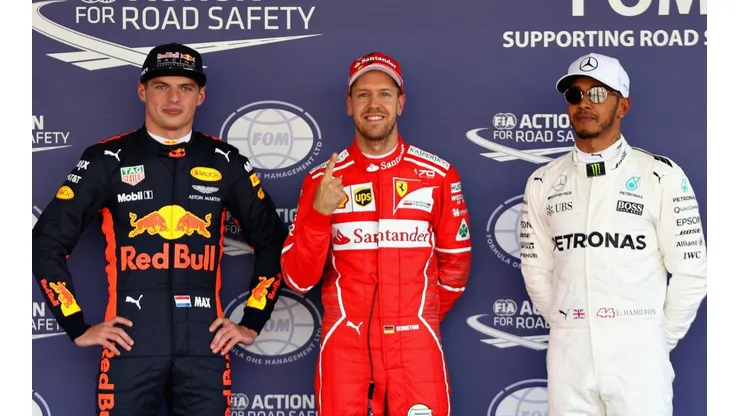 Sebastian Vettel (el de rojo) celebra un triunfo por Ferrari entre Max Verstappen y Lewis Hamilton