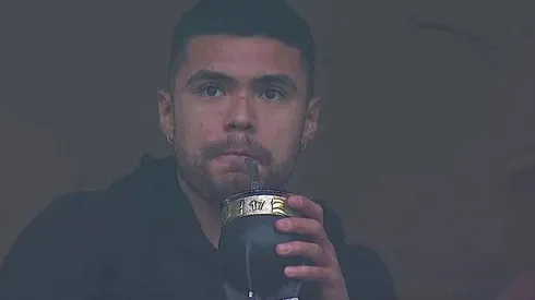 Paulo Díaz, mate en mano, viendo a San Lorenzo y Talleres en Argentina