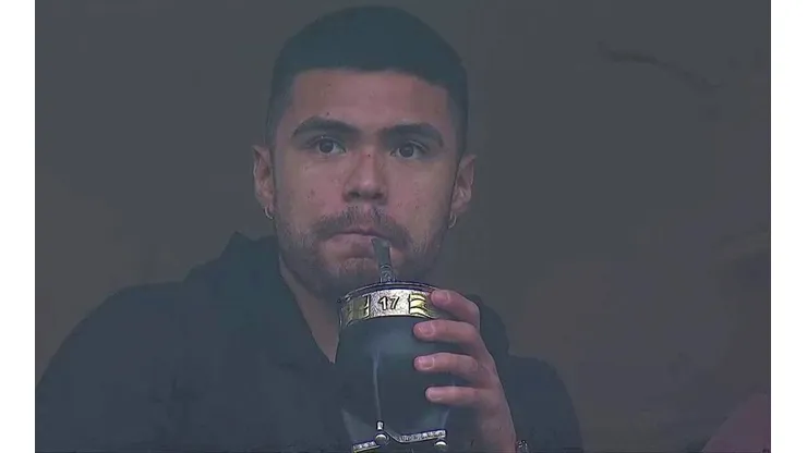 Paulo Díaz, mate en mano, viendo a San Lorenzo y Talleres en Argentina