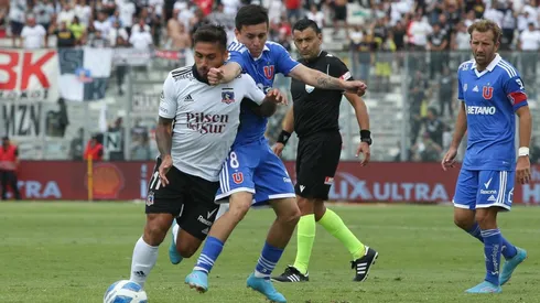 Marcos Bolados y Pablo Aránguiz disputan la pelota; Roberto Tobar y Felipe Seymour miran atentos.