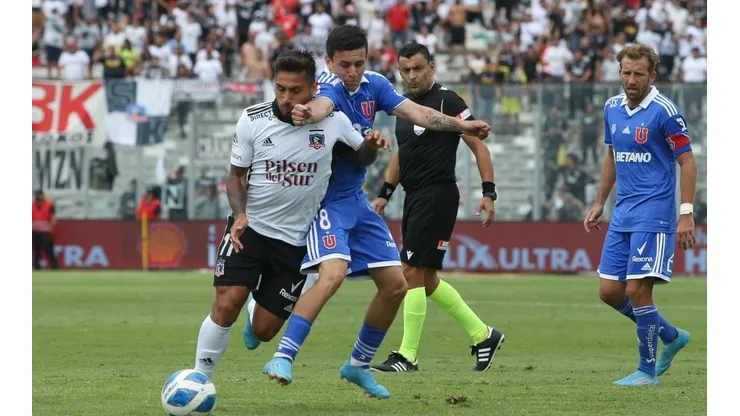 Marcos Bolados y Pablo Aránguiz disputan la pelota; Roberto Tobar y Felipe Seymour miran atentos.