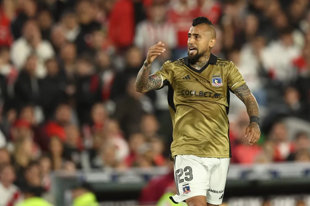 Lucas Cepeda le agradece a Arturo Vidal por su momento. Foto: Alejandro Pagni/Photosport